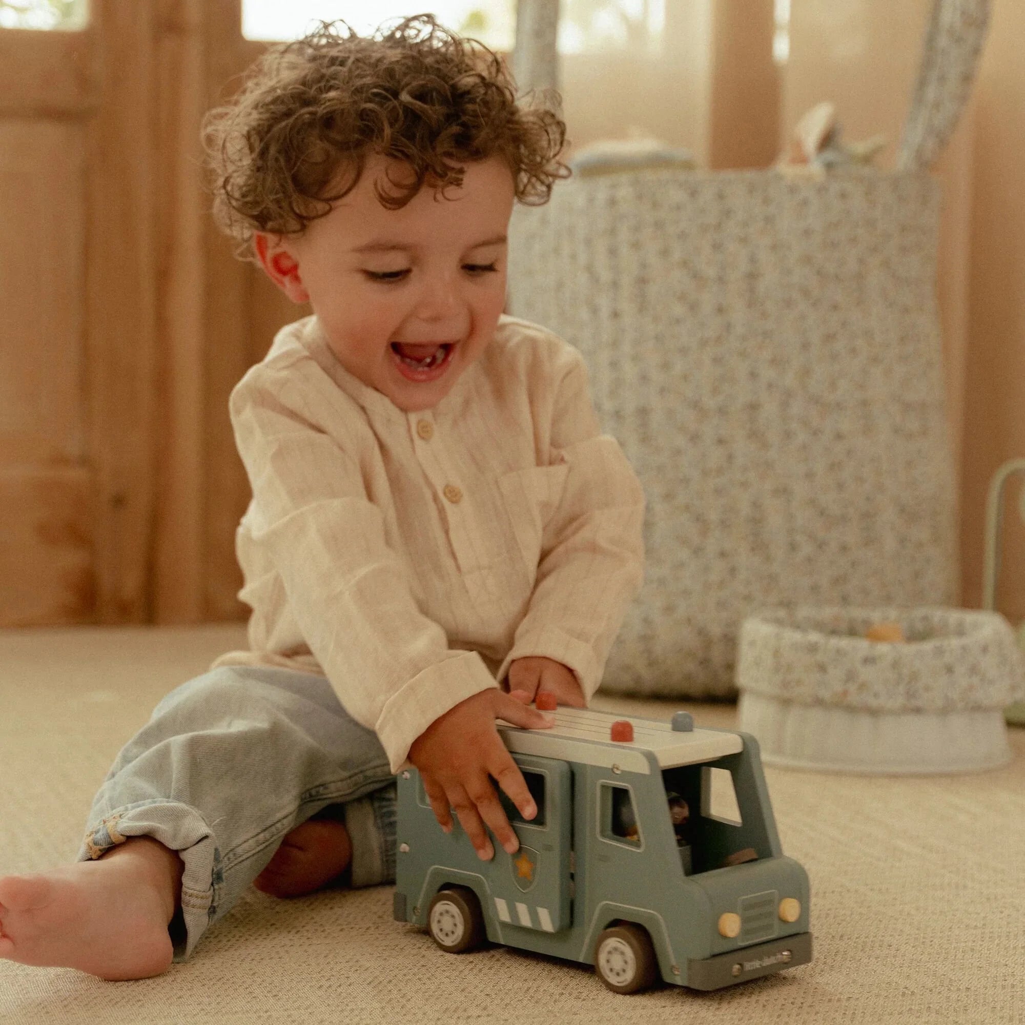 Little Dutch -Auto  Della  Polizia In Legno – Con Personaggi