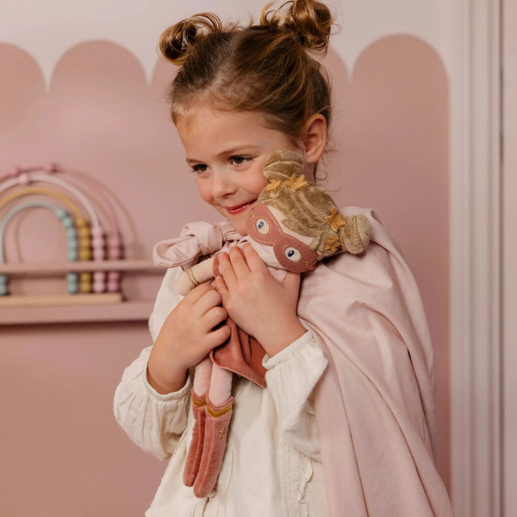 Little Dutch - Bambola da coccolare supereroina Rosa - 35 cm