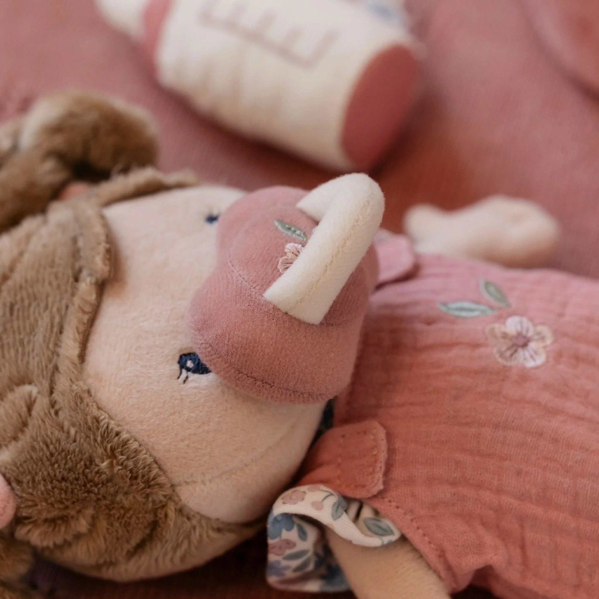 Little Dutch -Set Bambola  Morbida Rosa Con Cestino