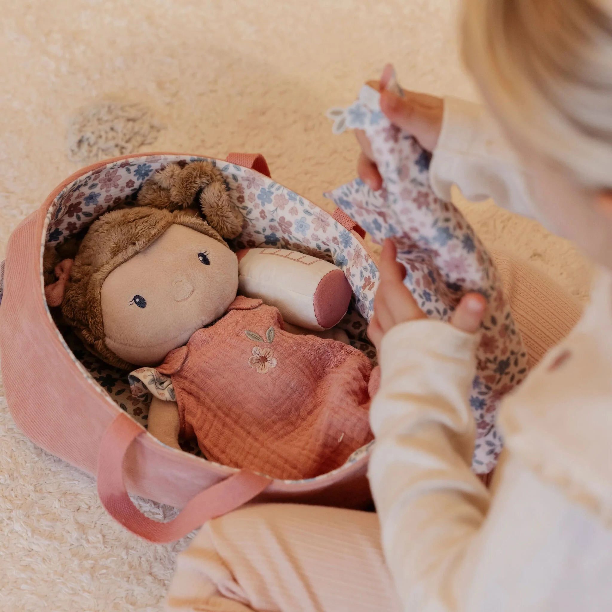 Little Dutch -Set Bambola  Morbida Rosa Con Cestino