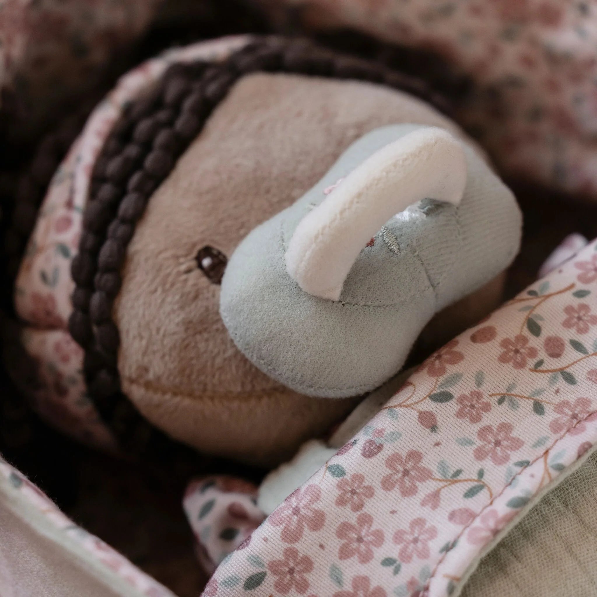 Little Dutch -Set Bambola  Morbida Evi con Cestino