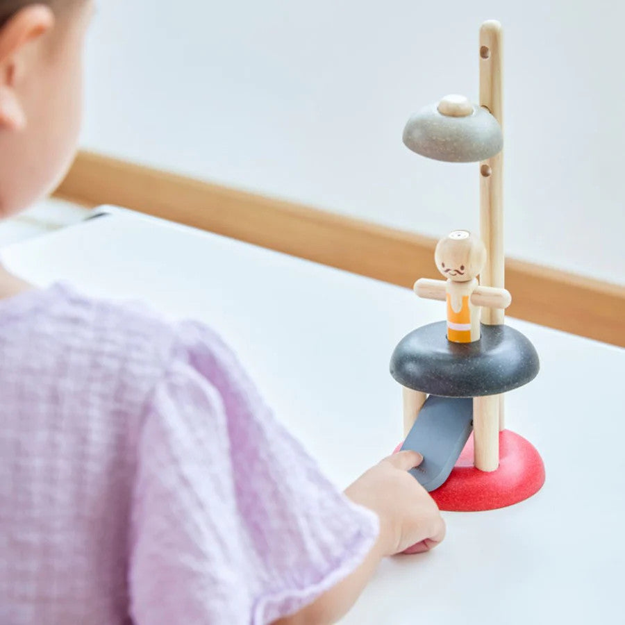 PLAN TOYS-Acrobata saltellante