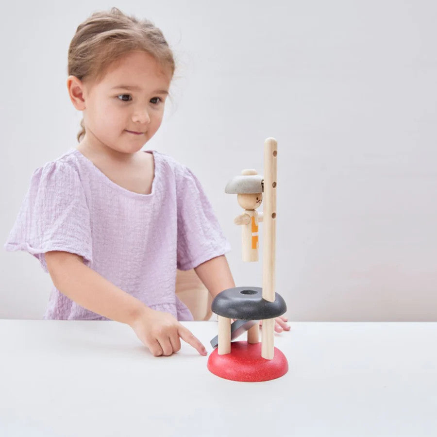 PLAN TOYS-Acrobata saltellante