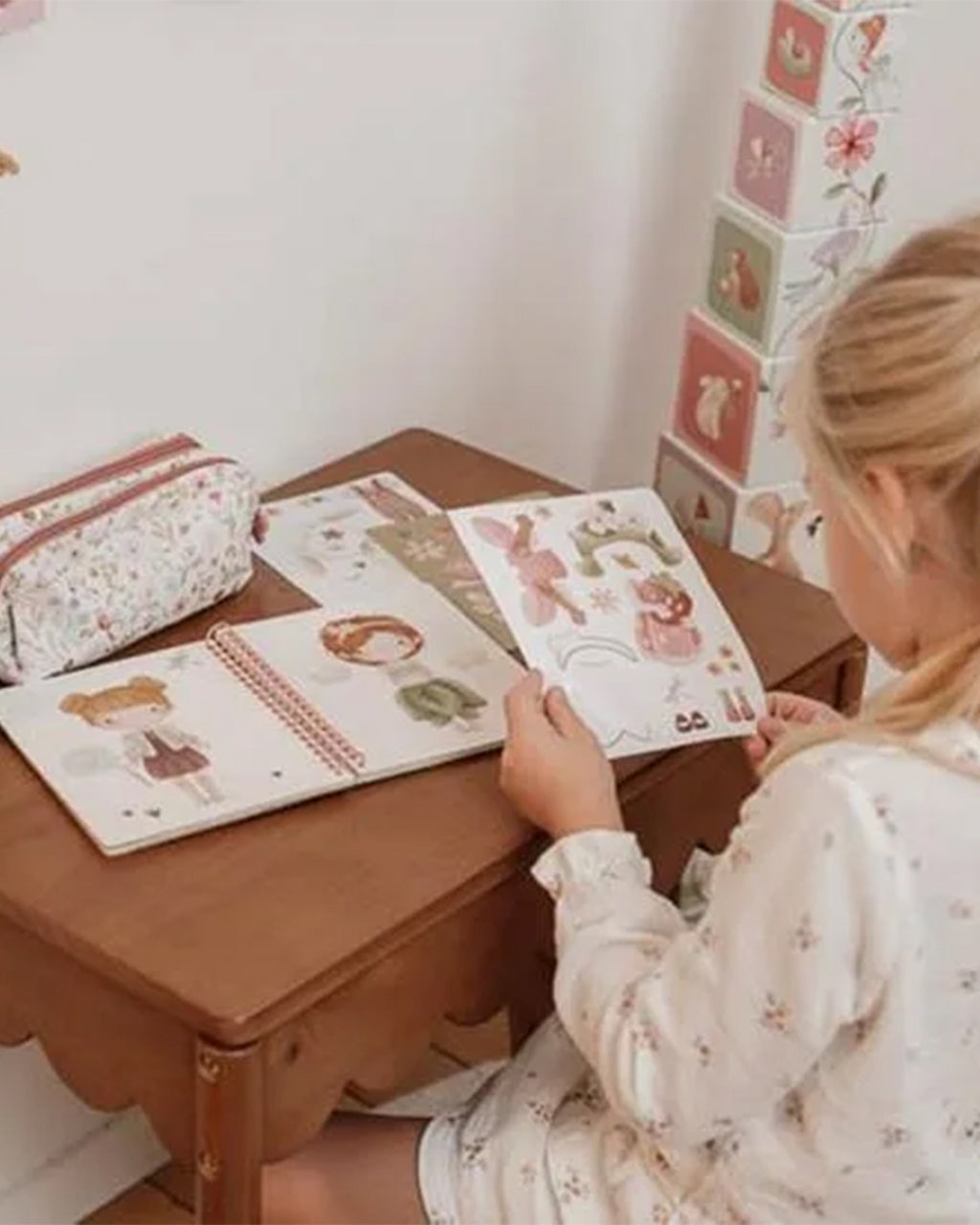 Little Dutch - Libro da vestire Rosa & Friends Giardino Delle Fate