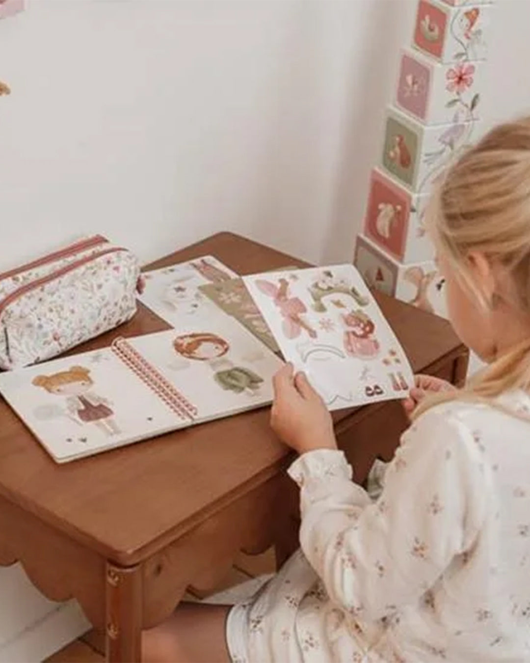 Little Dutch - Libro da vestire Rosa & Friends Giardino Delle Fate