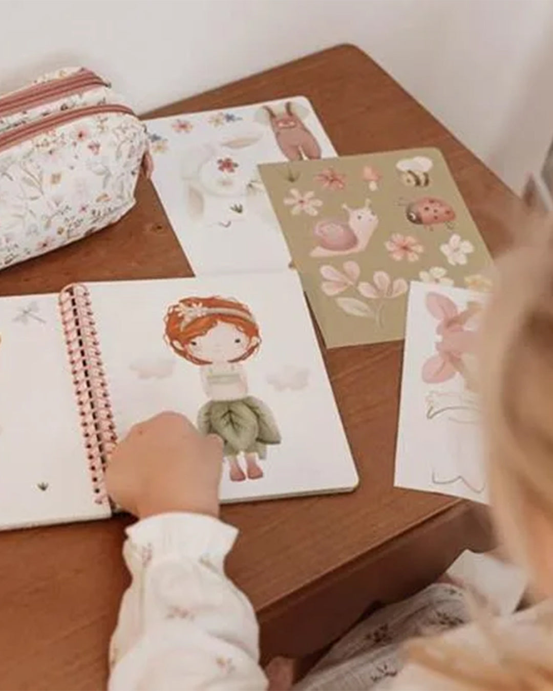 Little Dutch - Libro da vestire Rosa & Friends Giardino Delle Fate