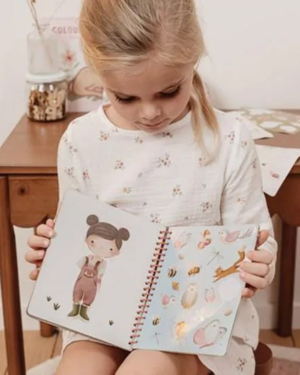 Little Dutch - Libro da vestire Rosa & Friends Giardino Delle Fate