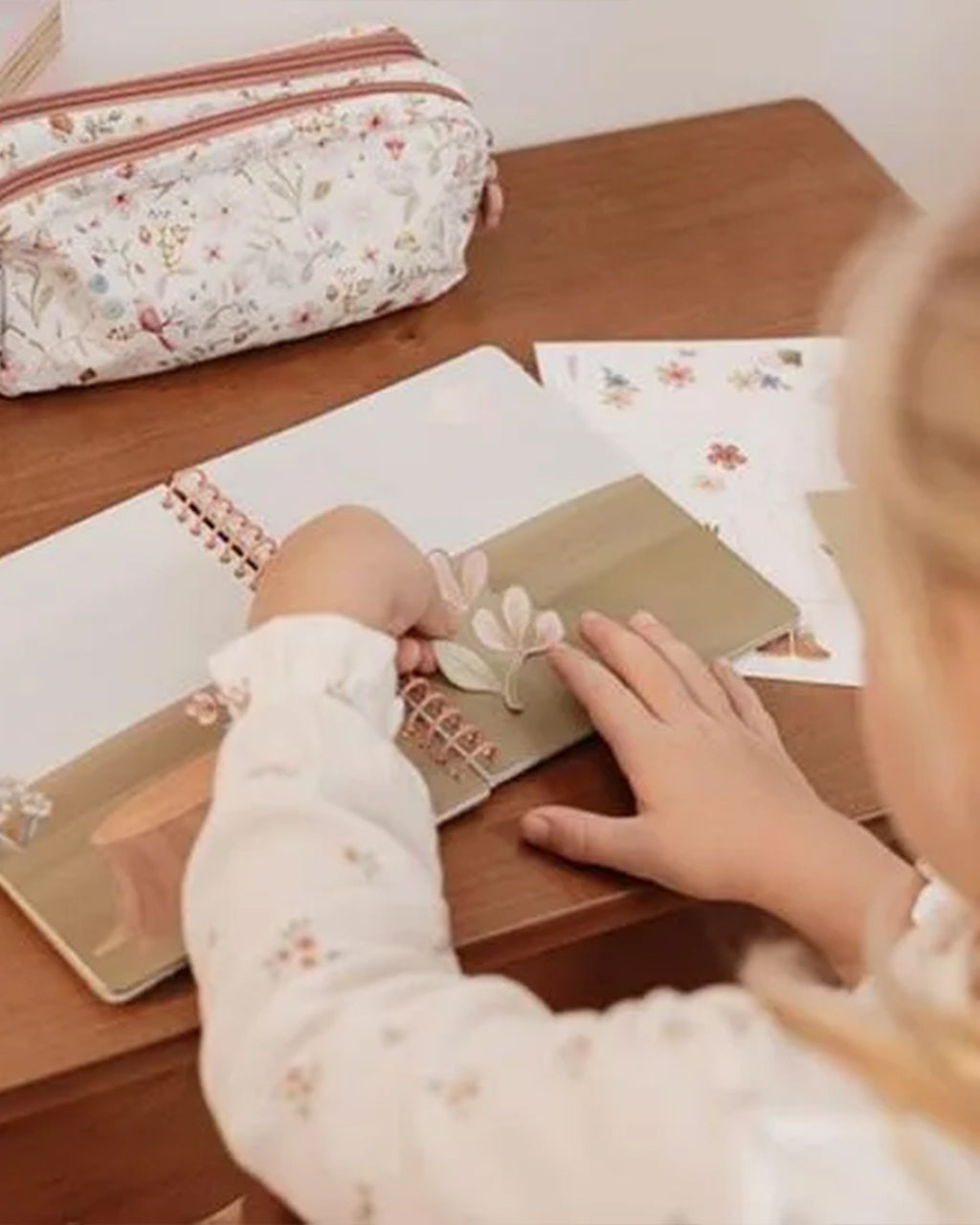 Little Dutch - Libro da vestire Rosa & Friends Giardino Delle Fate