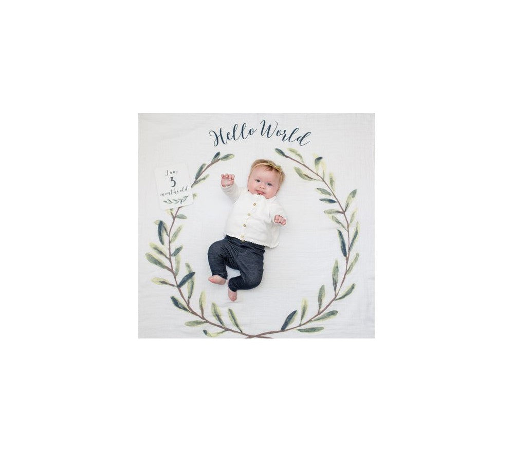Lulujo-KIT PRIMO ANNO - COPERTINA MUSSOLA DI COTONE E ACCESSORI FOTO - HELLO WORLD
